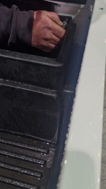 <p>Place an M8 Hex Head with an M8 washer at the front of the arch box to attach it to the wellside.</p>