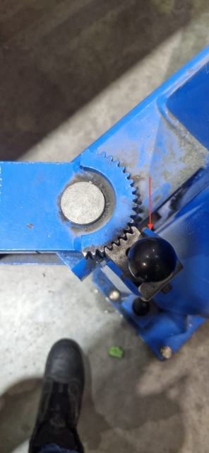 <p>Lift the pin to move the arms</p>