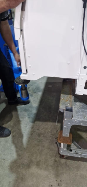 <p>Lift the pin to move the arms to the lifting points on the item you are lifting.</p>