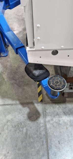 <p>Lift the pin to move the arms to the lifting points on the item you are lifting.</p>