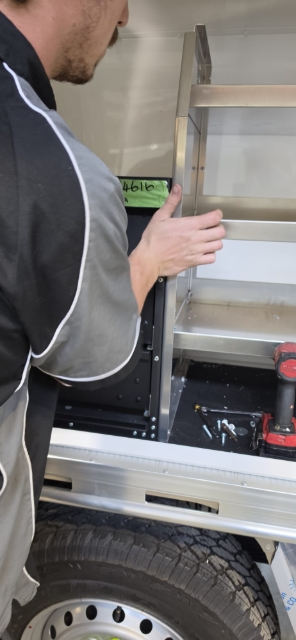<p>Get the Slamlock as close as possible to the divider.</p><p>Remove the 3 drawers for fitting.</p>