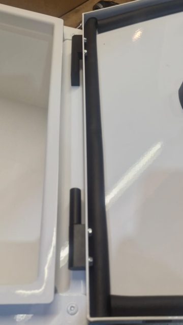<p>Fit the door to the hinges and tighten both sides.</p>