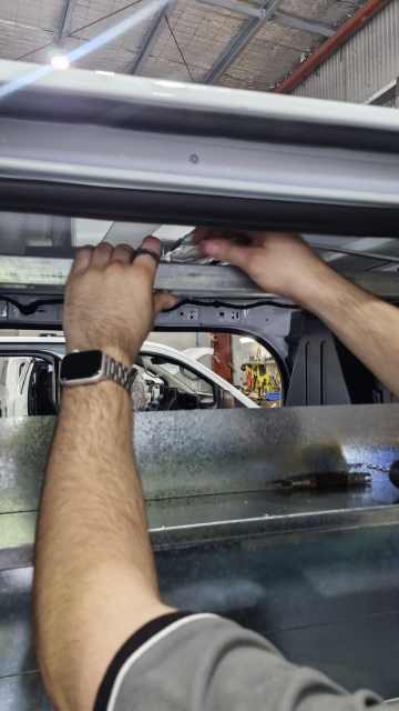 <p>Fit the roof mount straps (CP110448/49) to the top rail (CP104519).</p>