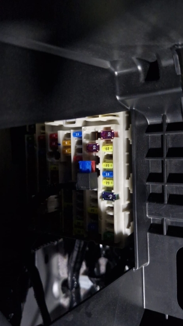 <p>Place the fuse holder in the place shown.</p>