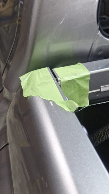 <p>In the front corners of the wellside, place tape on either side as shown.</p>