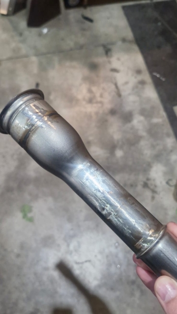 <p>Ensure the fuel filler funnel is clean and tidy as shown.</p>
