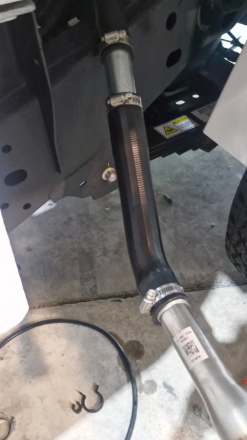 <p>Tighten the hose to the steel tube with hose clamps and do the same to the funnel.</p>