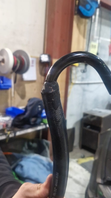 <p>Place the larger breather into the 16mm fuel hose (RS107602) and urethane.</p>