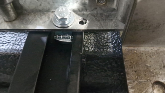 <p>Insert a 4x M8 x 20mm hex head bolt with an M8 spring washer and an M8 flat head washer into a strut nut to fit the low-profile bar to the drawer. </p>