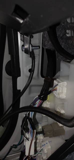 <p>Once the factory bolt has been removed, sand the rear to remove paint.</p><p>Using an M6 x 20 bolt with an M6 Flat 12,5 OD Washer, fit it where the original factory bolt was and place the earth on as shown.</p>