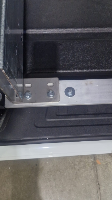<p>Fit the drawer to the Low - Profile bar using:</p><p></p><p>M8 x 25mm bolt</p><p>M8 Washer</p><p>M8 Channel Nut</p>