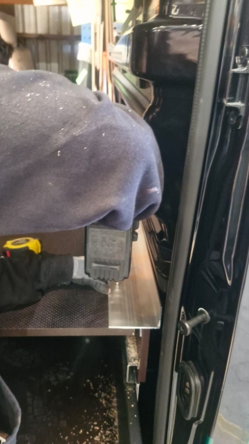 <p>Fit the L-angle to the front of the van, drill pilot holes. Tighten to false floor and brackets using CSK tec screws.</p>