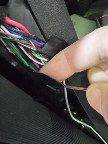 <p>Connect the brown wire to the green wire for the central locking.</p><p></p>