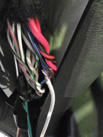 <p>Connect the white wire to the blue wire for the door alarm.</p>