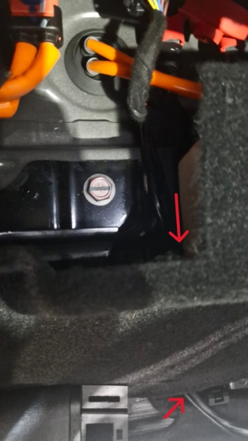 <p>Place the loom under the points indicated by the arrows and guide it down toward the driver’s seat.</p>