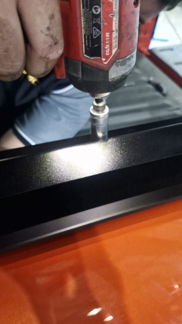 <p>Secure the canopy to the fitting kit.</p>