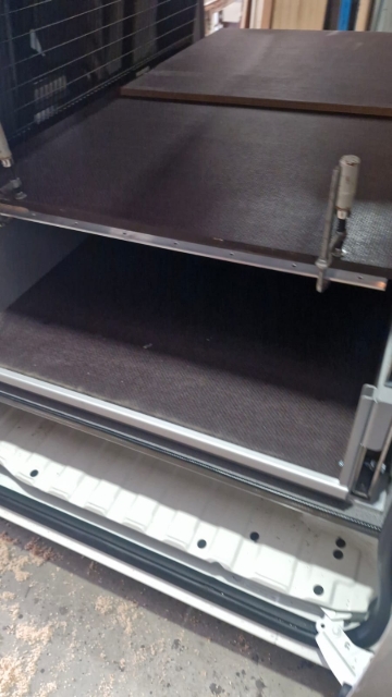 <p>Clamp the alloy plate to the main false floor.</p>