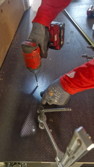 <p>Fit the smaller part of the false floor to the ply and alloy plate, and screw the bolts in the same place as the larger false floor.</p>