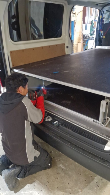 <p>Fit the longer J-bar to the rear of the false floor.</p>
