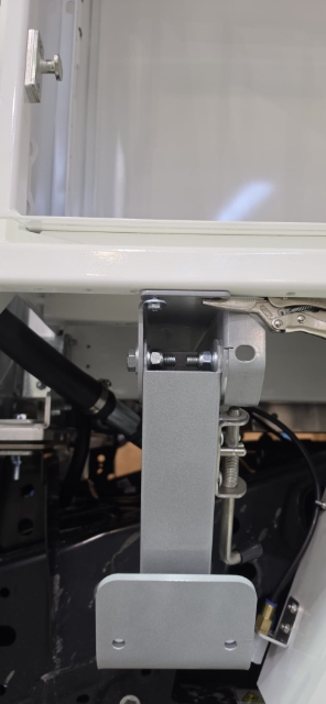 <p>Fit an M8 x 25 bolt with an M8 flat washer and an M8 nyloc nut.</p>