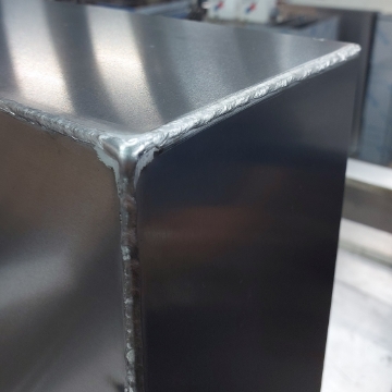 <p><span>MIG or TIG weld short sides of rear panel, If using MIG any lumps at start of welds can be flattened with TIG torch.</span></p><p>Clean welds with rag and wire brush.</p>