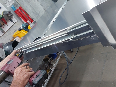 <p>Starting from front of drawer rivet drawer with spacer between slides to drawer inner. Rivets to be fitted from outside in.</p><p><br></p><div>3/16 Orlock Rivet 6 - 8.5mm grip range (5500-00028ND).</div>