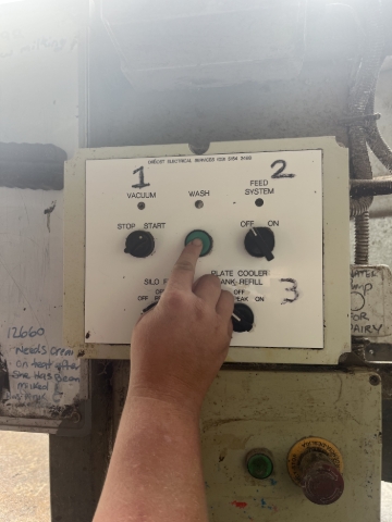 <p><span>Hold the green button for 3 seconds to activate wash surge, (you will hear a whistle sound).</span><br></p>