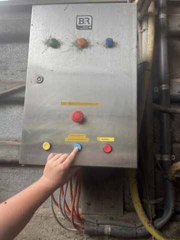 <p><span>To reset platform rotation press the blue button in the middle of the box to the left of cups on</span><br></p>