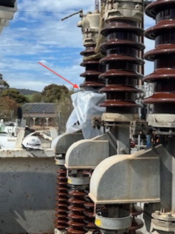 <p>Place a drum liner around lower part of the bushing of the top section, with tape.</p>