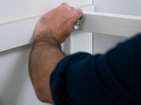 <p><span>Mark
cantilever holes on the top plate onto batten </span>using a pencil. </p><p>Then, remove batten and pre-drill the marked holes.<br></p>