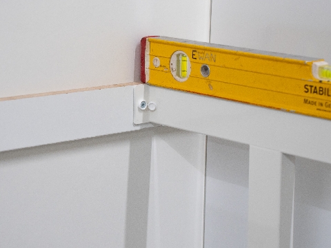<p><span>Level
the leg horizontally and vertically using a </span>Spirit level. </p><p>Adjust the bottom plate to wall.<br></p>