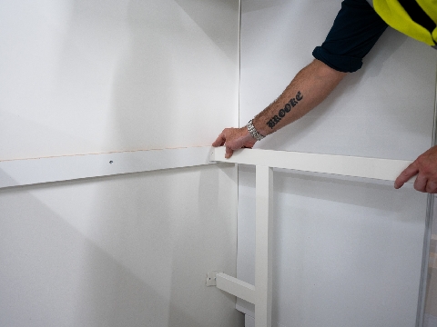 <p><span>Adjust
the leg to bring it level with the top of the batten.</span><br></p>