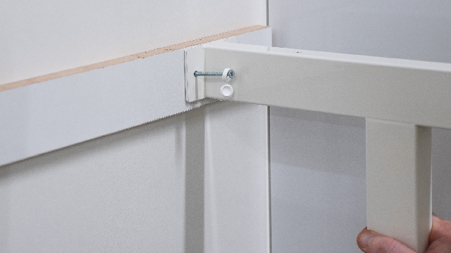 <p><span>Place
the cap on the screw then fix the batten into the pre-drilled hole.</span><br></p>