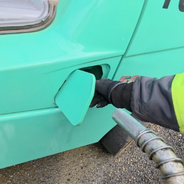<p>Open fuel flap, and turn fuel cap counter clockwise. Place the cap somewhere clean and secure.</p>