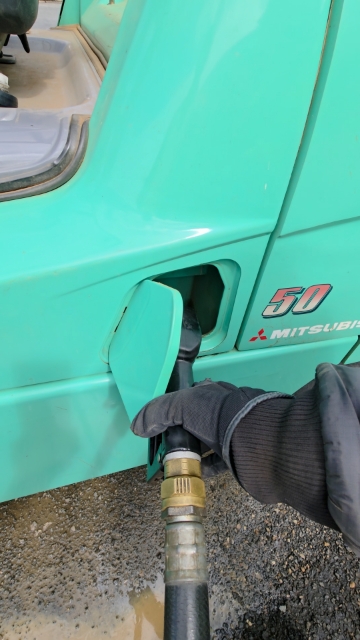 <p>Insert nozzle and squeeze handle to pump fuel. Fuel will stop pumping when tank is full with auto cut off.</p>