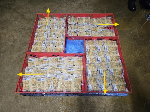 <p> When stacking noodle baskets on a pallet, place a plastic sheet on the pallet as shown in the photo to prevent contamination of the noodles. </p><p> Stack four baskets in the direction of the arrows. Each pallet is stacked 17 layers high.</p>
