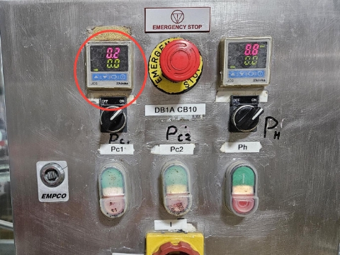 <p> The water temperature of the 1222 water bath can be checked on the display of the control box next to 1245.</p>