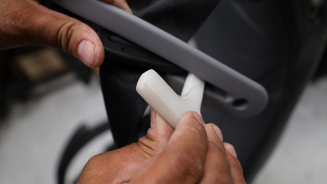 <p>To expand the gap insert the SmartFix Tool into the seatbelt guide and twist.</p>