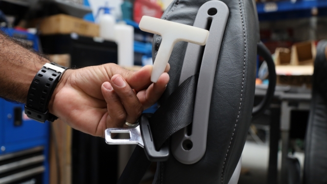 <p>Your SmartFix Tool will help to thread the seatbelt clip through the belt guide.</p>