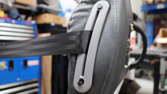 <p>First remove the seatbelt guide:</p><ol><li><p>remove the two plastic caps</p></li><li><p>remove the screws</p></li></ol><p></p>