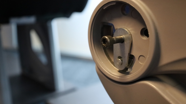 <p>Remove the bolt.</p>
