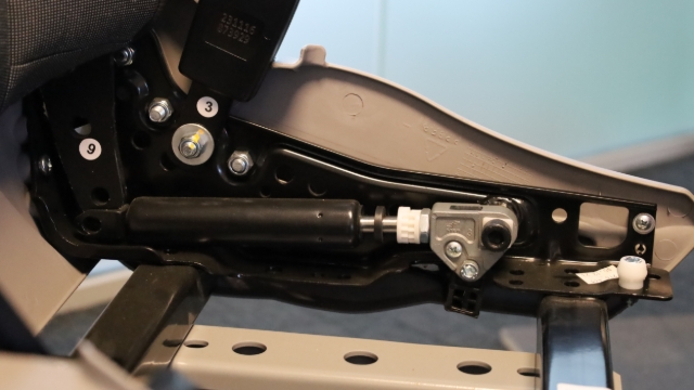 <p>Remove the damaged recline mechanism and replace with the new one using the steps above (in reverse).</p>