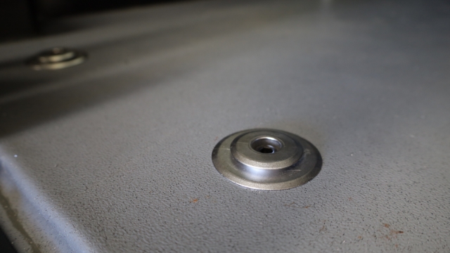 <p>It attaches to the monopoint disc on the floor of your mobility vehicle.</p>