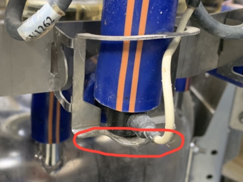 <p>Now put the hose clip back in place. They need to base should sit on the clip itself like this.</p>