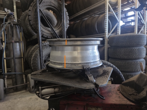 <p><strong>How It Looks on a Tyre Machine</strong></p><p>See the photo for how the rim should be placed on the tyre machine. </p><p>As you can see the shorter side is on top as this is the side the beads will be taken off on. </p>