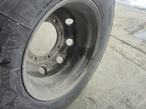 <p><strong>How to Tell With a Tyre On</strong></p><p>When the rim has a tyre on, as most cases, it make it a bit more tricky to identify, as you are unable to see inside.</p><p>Instead, you have to look at which side is shortest to the well and which side is steeper</p><p>In this photo the side closest to the camera will be on top when changing this commercial tyre. </p>