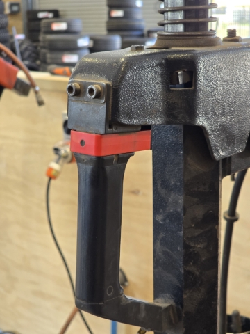 <p><strong>Locking Slide</strong></p><p>The locking slide is responsible for fixing the position of the machine head</p><p>Slide the red slide towards yourself to release the machine head arms. </p><p>Then, once you have positioned the machine head, slide it forward to fix it in place.</p>