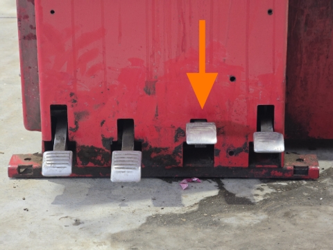 <p><strong>Middle Right Foot Pedal</strong></p><p>The middle right foot pedal operates the bead breaker.</p><p>Pressing it down closes the breaker.</p><p>Releasing it opens the breaker</p>