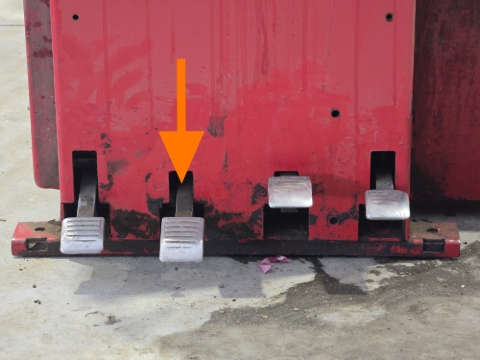 <p><strong>Middle Left Foot Pedal&nbsp;</strong></p><p>The middle left foot pedal controls the clamps.&nbsp;</p><p>Pressing it once opens the clamps.&nbsp;</p><p>Pressing it again returns the clamps&nbsp;</p><p>Pressing it halfway while opening, locks the clamps in its current position.&nbsp;</p>