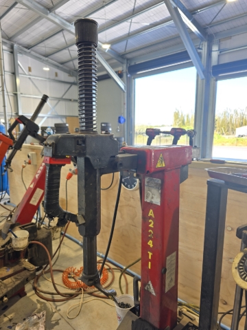 <p><strong>Tilt Arm</strong></p><p>The tilt arm is what raises and lowers the machine head.</p><p>The tilt arm&nbsp;is operated by one of the foot pedals</p>